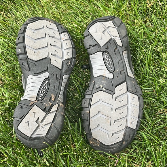 LIKE New Size 9 Keen Sandals - Picture 3 of 3